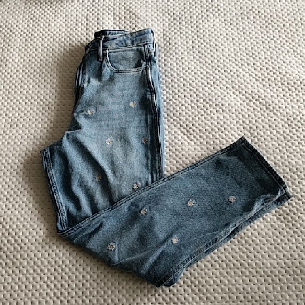 Hollister Ultra High Rise Mom Jeans